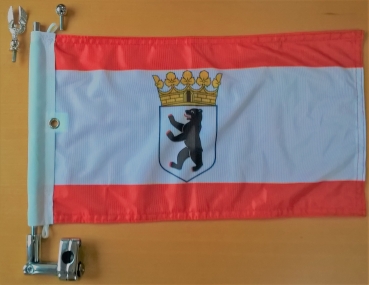 Berlin mit Wappen, 40 x 26 cm. Eine Motorradfahne 40 x 28 cm. 2 Fahnen zu einer Fahne vernäht